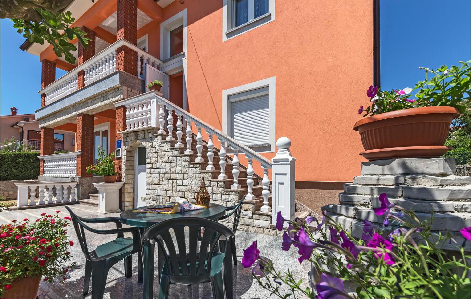 2 Bedroom Lovely Apartment In Labin Labin  Exteriör bild